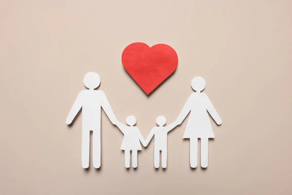 Figuras Família Papel Coração Vermelho Fundo Bege Flat Lay Conceito — Fotografia de Stock