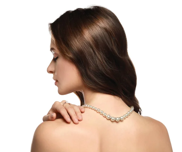 Młoda Kobieta Eleganckiej Perłowej Biżuterii Białym Tle Widok Tyłu — Zdjęcie stockowe