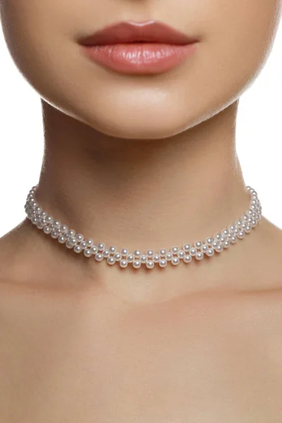 Giovane Donna Che Indossa Elegante Collana Perle Sfondo Bianco Primo — Foto Stock