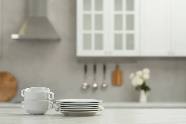 Καθαρά Πιάτα Λευκό Τραπέζι Στην Κουζίνα Χώρος Για Κείμενο — Φωτογραφία Αρχείου
