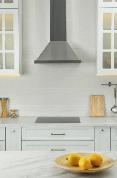 Elegante Interior Cocina Con Campana Gama Moderna Sobre Encimera Cocina — Foto de Stock