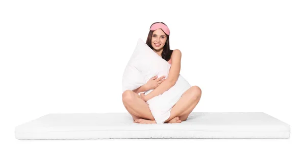 Νεαρή Γυναίκα Μάσκα Ύπνου Μαλακό Στρώμα Κρατώντας Μαξιλάρι Λευκό Φόντο — Φωτογραφία Αρχείου