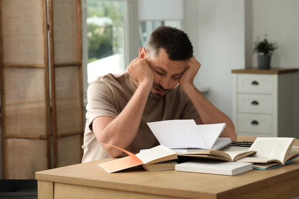 Homem Sonolento Estudando Mesa Madeira Dentro Casa — Fotografia de Stock