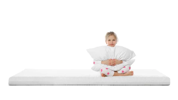 Kleines Mädchen Umarmt Kissen Auf Matratze Vor Weißem Hintergrund — Stockfoto