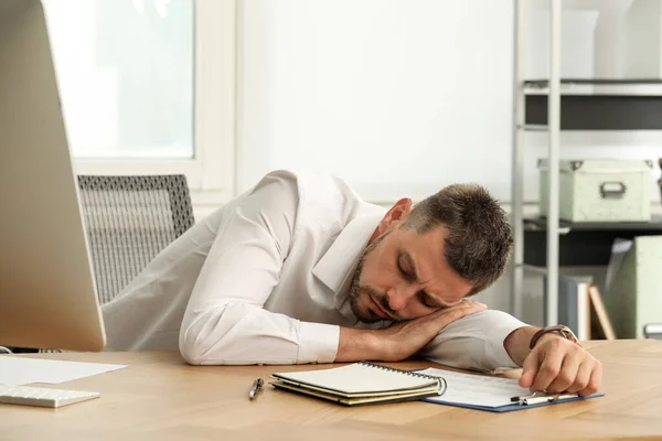 Hombre Cansado Durmiendo Lugar Trabajo Oficina — Foto de Stock
