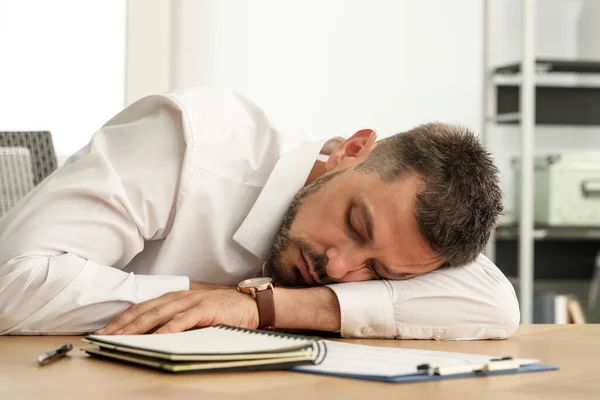 Втомився Чоловік Спить Робочому Місці Офісі — стокове фото