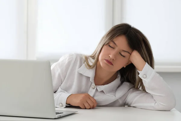 Cansada Jovem Mulher Dormindo Local Trabalho Escritório — Fotografia de Stock