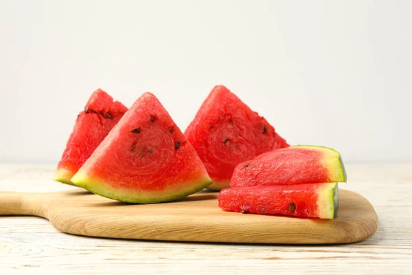 Slices Heerlijke Rijpe Watermeloen Witte Houten Tafel Tegen Lichte Ondergrond — Stockfoto