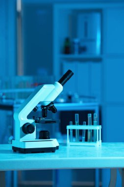 Modern tıbbi mikroskop laboratuardaki masada.