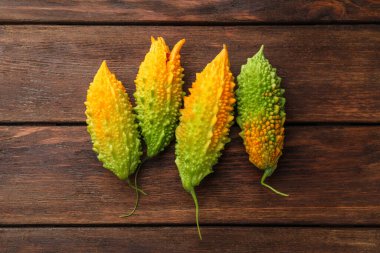 Tahta masada taze kavunlar, düz uzanmış.