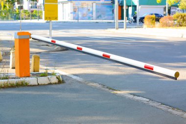 Sonbahar günü yol kenarında kapalı bir bariyer var.