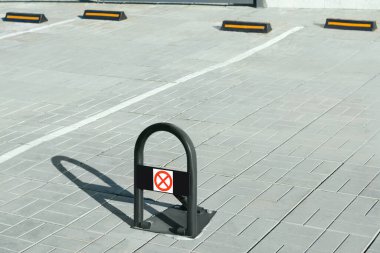 Kaldırımda durdurulamayan yol işareti olan park engeli, metin için boşluk