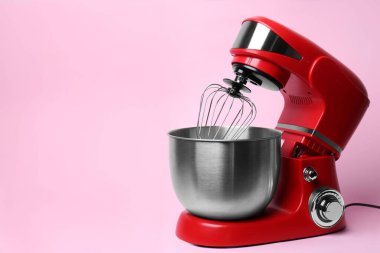 Pembe arkaplanda modern kırmızı stand karıştırıcısı, metin için boşluk
