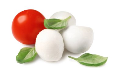 Lezzetli mozzarella, beyaz arka planda domates ve fesleğen yaprakları, üst manzara.