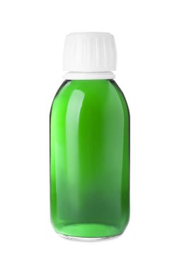 Beyaza izole edilmiş bir şişe şurup. Öksürük ve nezle ilacı
