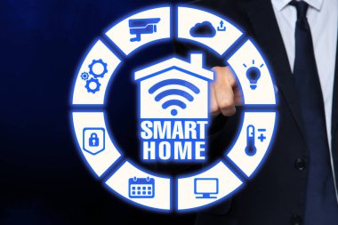 Koyu mavi arkaplanda Smart Home arayüzü kullanan adam, kapat