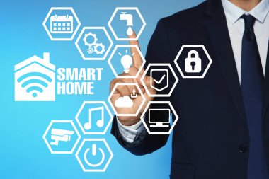 Açık mavi arkaplanda Smart Home arayüzü kullanan adam, kapat