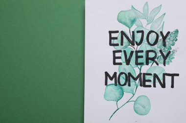 Yeşil arkaplandaki her anın tadını çıkarın. Metin için boşluk