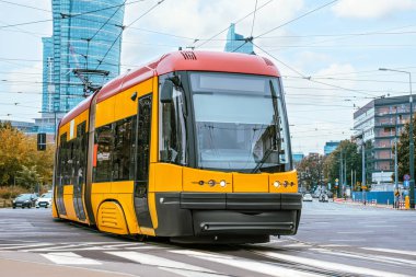 Şehir caddesindeki modern tramvay. Toplu taşıma