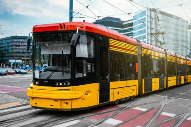 Şehir caddesindeki modern tramvay. Toplu taşıma