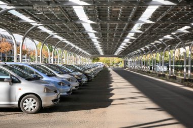 Şehir caddesinde modern arabalı otoparklar