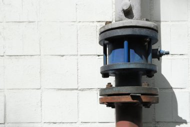Beyaz tuğla duvarın yanındaki gaz borusu açık havada, metin için boşluk
