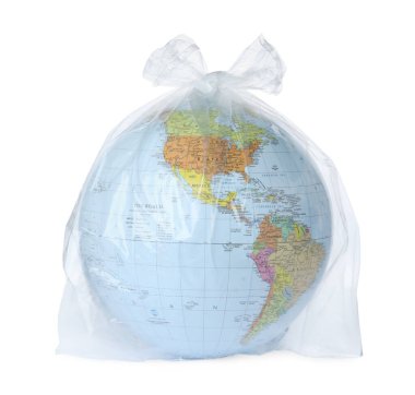 Plastik poşetteki dünya beyaza izole edilmiş. Çevre koruma kavramı
