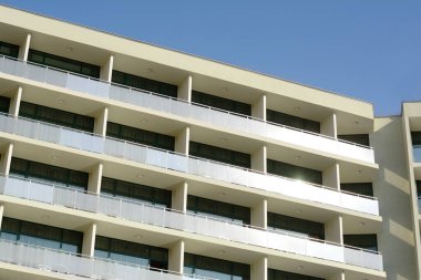 Güneşli bir günde güzel bir binanın dışı.