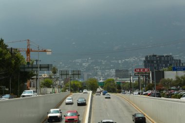 SAN PEDRO GARZA GARZA, MEXICO - 29 AĞUSTOS 2022: Şehir caddesinde trafik sıkışıklığı, hava manzarası