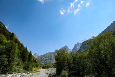 Mavi gökyüzünün altındaki güzel dağ manzarası.