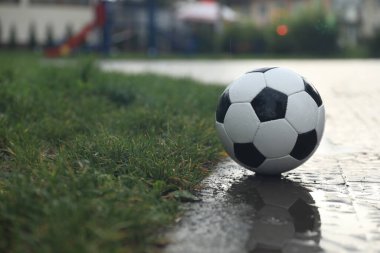 Sokakta ıslak deri futbol topu, mesaj için yer