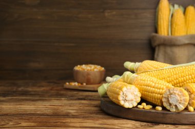 Tahta masada taze mısır koçanları. Metin için boşluk