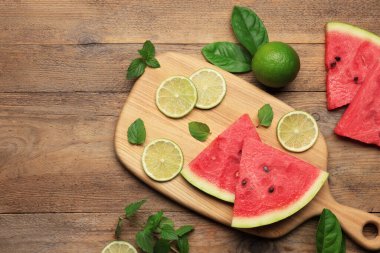 Tahta masada dilimlenmiş karpuz ve limon.