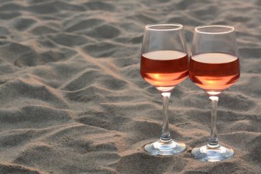 Kumda lezzetli bir gül şarabı, metin için yer.