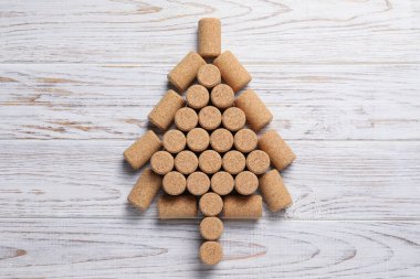 Beyaz ahşap masadaki şarap mantarlarından yapılmış Noel ağacı.