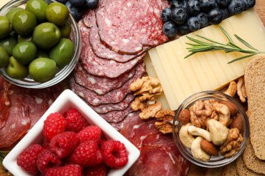 Lezzetli parmesan peynirli aperatif seti.