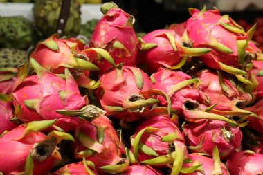 Lezzetli taze olgun pitahayalar yığını, yakın plan.