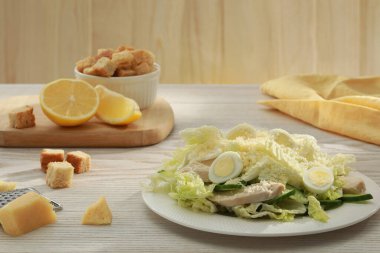 Çin lahanalı lezzetli salata, yumurta ve et ahşap masada servis ediliyor, mesaj için yer var.