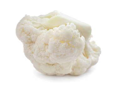 Beyaz arkaplanda taze çiğ karnabahar kes