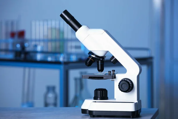 Modernt Medicinskt Mikroskop Grått Bord Laboratorium Utrymme För Text — Stockfoto