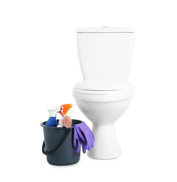Toalett Skål Och Hink Med Rengöringsmedel Vit Bakgrund — Stockfoto