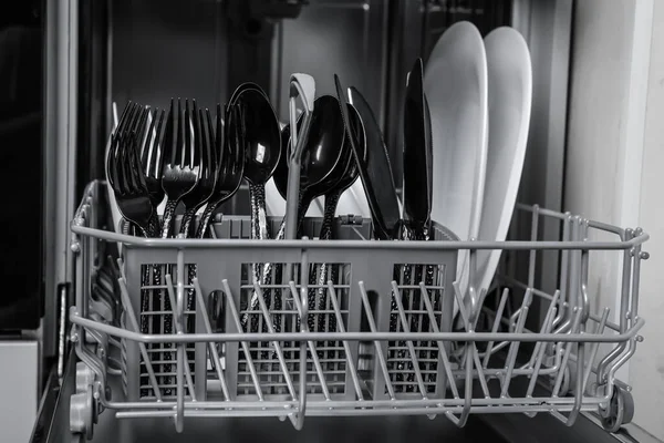 Ανοίξτε Σύγχρονο Πλυντήριο Πιάτων Καθαρά Επιτραπέζια Σκεύη Closeup — Φωτογραφία Αρχείου