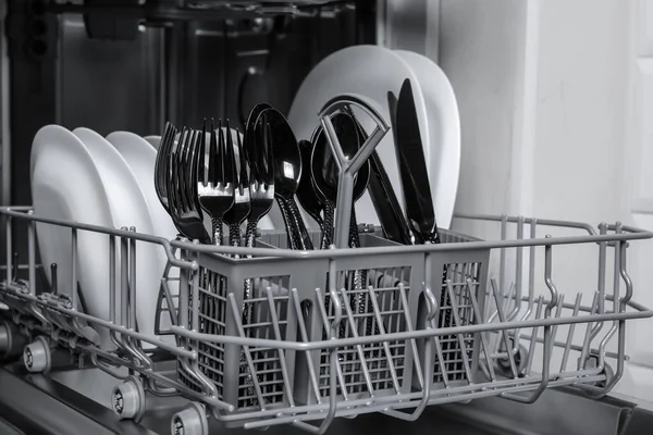 Temiz Sofra Takımı Ile Modern Bulaşık Makinesini Kapat — Stok fotoğraf