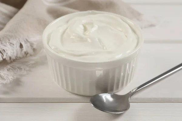 白木桌上的一碗新鲜酸奶 — 图库照片