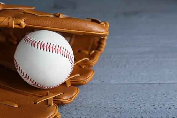Skórzana Rękawica Baseballowa Piłką Szarym Drewnianym Stole Zbliżenie Miejsce Tekst — Zdjęcie stockowe