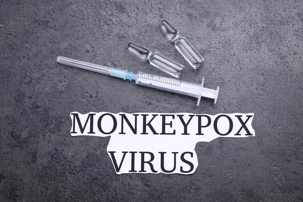 Λέξεις Monkeypox Virus Σύριγγα Και Φιαλίδια Γκρι Τραπέζι Επίπεδο Lay — Φωτογραφία Αρχείου