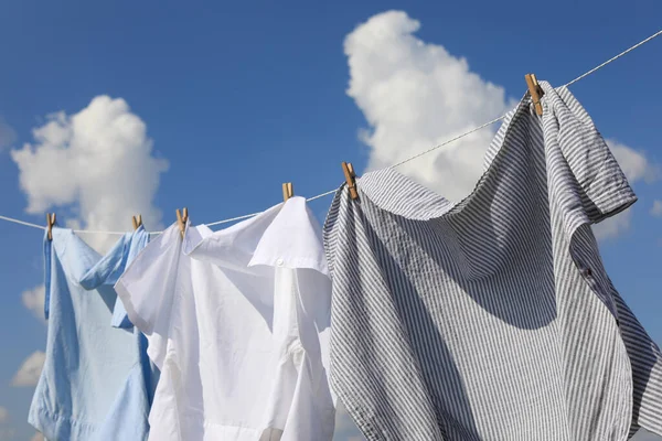 Czyste Ubrania Wiszące Praniu Linii Przed Niebem Suszenie Prania — Zdjęcie stockowe