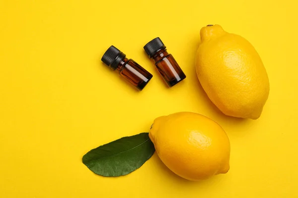 Lahvičky Citrusového Esenciálního Oleje Čerstvých Citronů Žlutém Pozadí Ploché Ležely — Stock fotografie