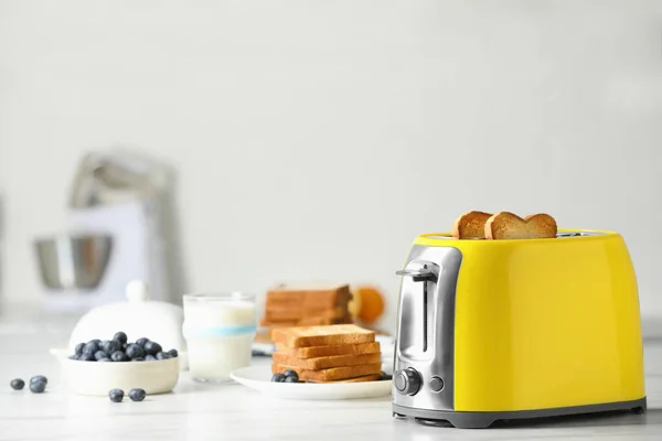 Gelber Toaster Mit Gerösteten Brotscheiben Blaubeeren Und Einem Glas Milch — Stockfoto