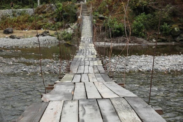 Piękny Widok Drewniany Most Nad Rzeką Górach — Zdjęcie stockowe